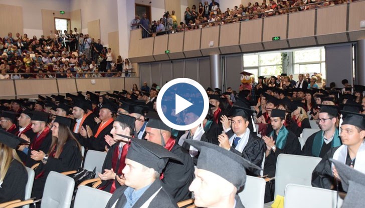 860 абсолвенти получиха своите дипломи на тържествена церемония в Русенския университет