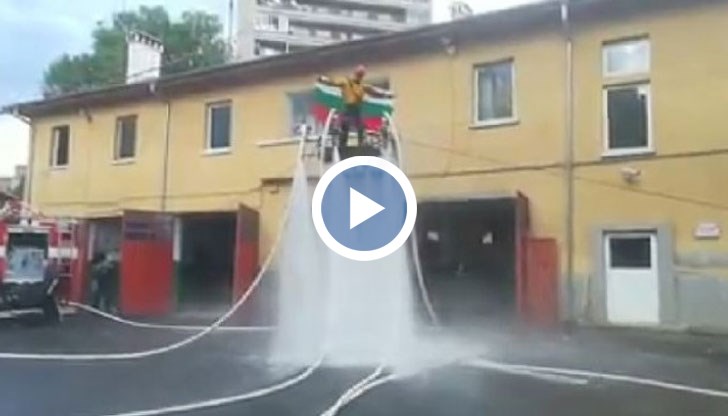 Силни водни струи издигат на платформа огнеборец, който развява българското знаме