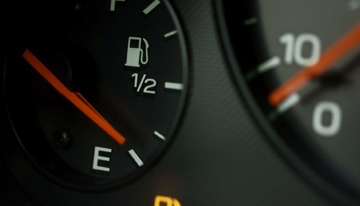Какво разстояние можем да изминем, след като светне лампичката за гориво?