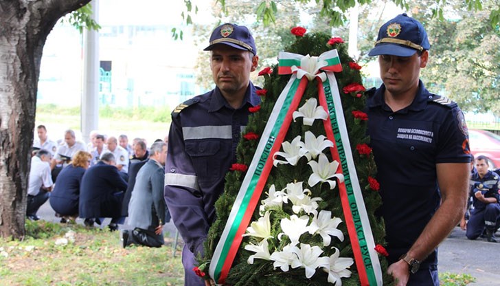 Областният управител удостой с „Почетен медал“ на МВР главен инспектор Валентин Красналиев и инспектор Стойчо Станчев