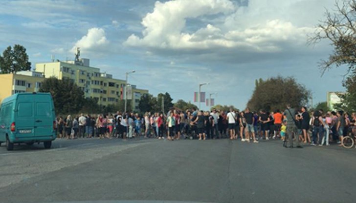 Стотици хора излязоха на протест заради честите прекъсвания на тока в града