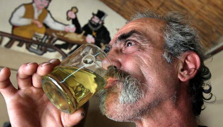 Българите пият средно по 12,7 литра чист алкохол на година