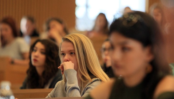 Стана традиция всяка година повечето университети да обявяват допълнителни вълни на прием на студенти