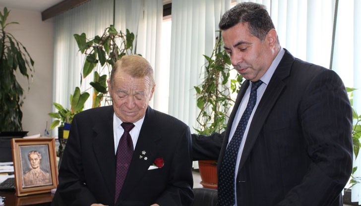 Областният управител на Русе подари на г-н Канев книга за Левски и сребърен плакет