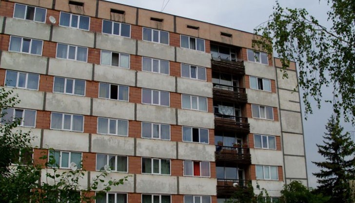 Според правилника за ползване на студентските общежития на СУ семейства, в които единият съпруг е студент (или докторант) и е класиран, се настаняват в самостоятелна стая или гарсониера