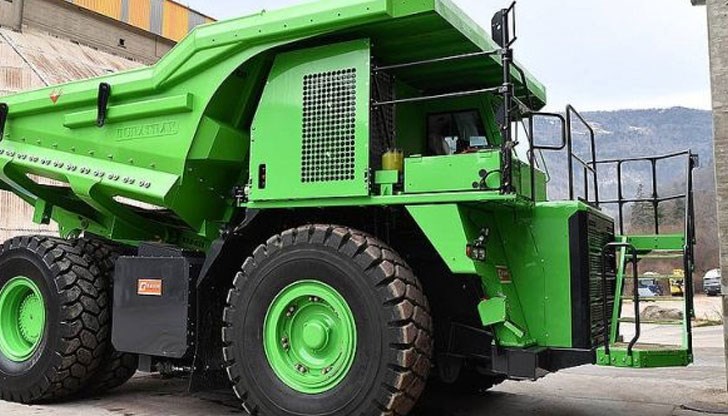 Самосвалът тежи над 120 тона, когато е натоварен напълно