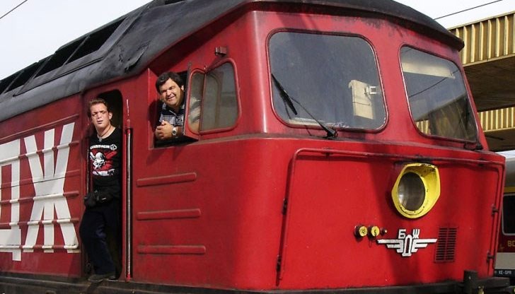 Към момента у нас работят 1 475 локомотивни машинисти, помощник-машинисти, локомотивни инструктори и депомайстори Към момента у нас работят 1 475 локомотивни машинисти, помощник-машинисти, локомотивни инструктори и депомайстори