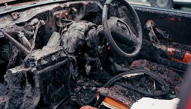 При инцидента е засегнат двигателния отсек на колата, но е спасена останалата част /Снимката е илюстративна/