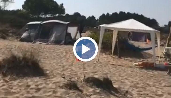 Във видеото се вижда как върху дюните има палатки, въпреки забраната за това