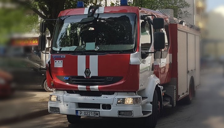 Автомобилът на преклонна възраст внезапно започнал да пуши, а после от двигателя избухнали пламъци