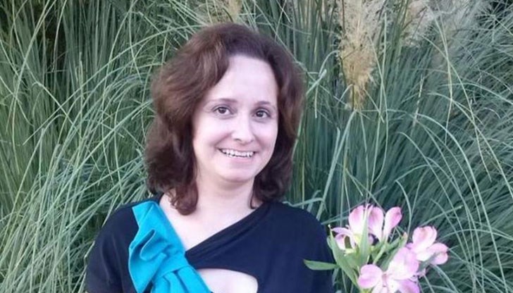 Първата книга с поетични откровения на студентката носи заглавието "С мене само вятърът говори"