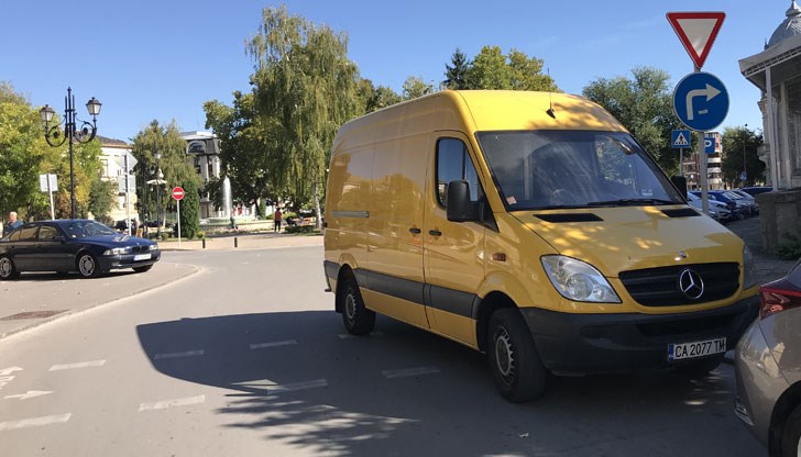 "Малкият" бус заема половина платно и ограничава видимостта в завой