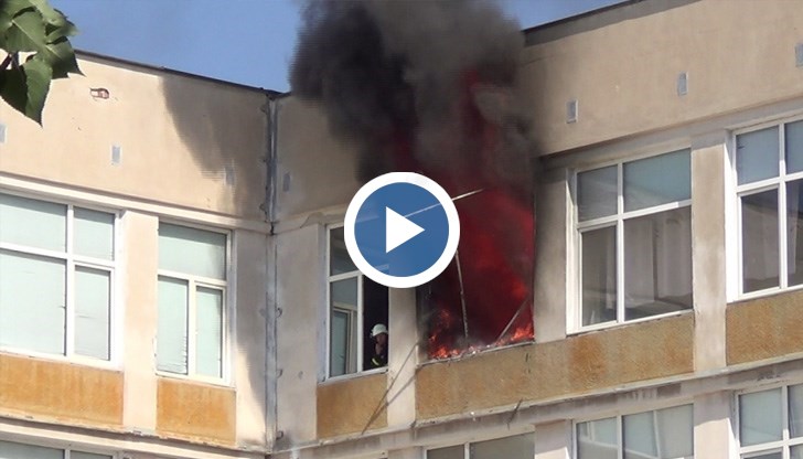 Щетите са само материални, понеже днес е почивен ден и в сградата не е имало ученици