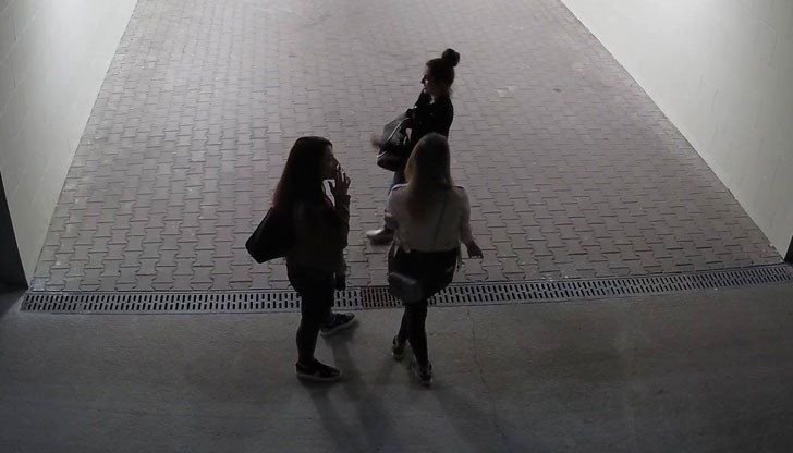 На записите от охранителните камери се вижда как едно момиче се разхожда с две приятелки и рисува по стените на подлеза