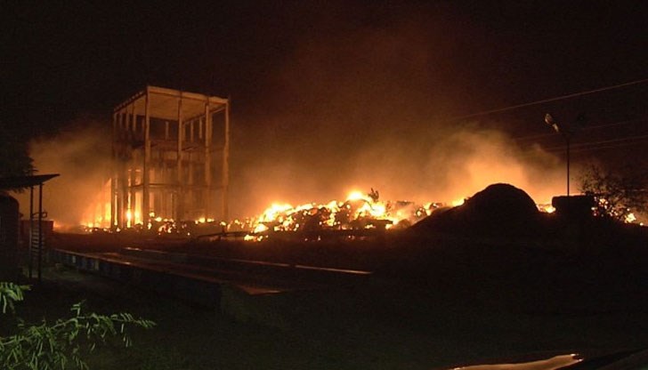Огънят тръгна снощи от бали със слама в двора на дружеството, използвани за изгаряне на отпадъци