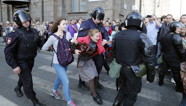 Стотици са задържани, а на много места полицията използва сила, за да разпръсне събралото се множество