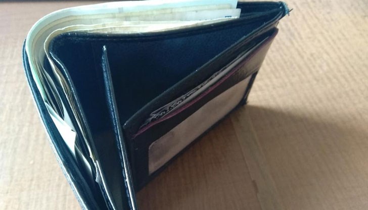 Докато бутала детската количка в централната част на Шумен, жената забелязала паднало на земята портмоне Докато бутала детската количка в централната част на Шумен, жената забелязала паднало на земята портмоне