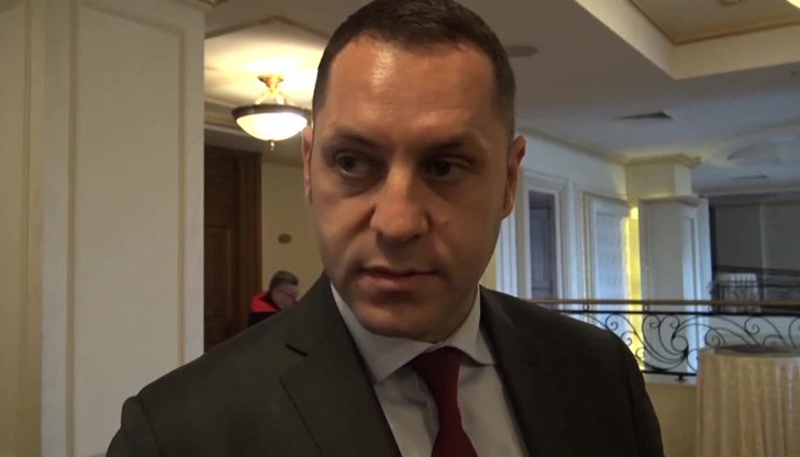 Надяват се Александър Манолев "да влезе бързо в темата"