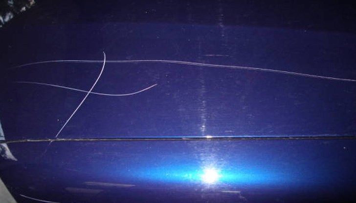 Автомобилът бил с нарязани гуми, надран и с неприлични надписи по стъклата /Снимката е илюстративна/