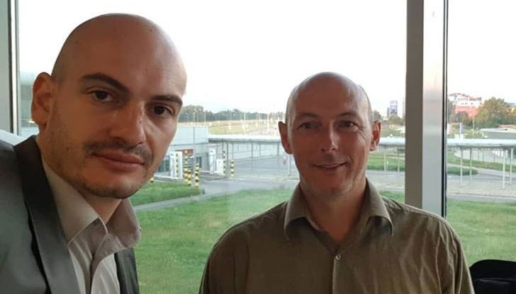 Много от горящите документи все пак са били спасени от полицаите