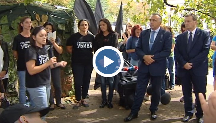 нито един от управляващото мнозинство не уважи поканата на майките на деца с увреждания