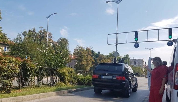 От шока потърпевшият припаднал, бил каран към болница с линейка заради инсулт, жена му била зад нея От шока потърпевшият припаднал, бил каран към болница с линейка заради инсулт, жена му била зад нея