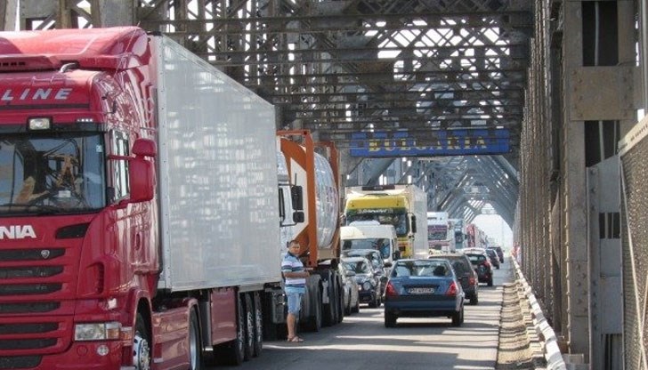 Трафикът е интензивен на Дунав мост - Русе