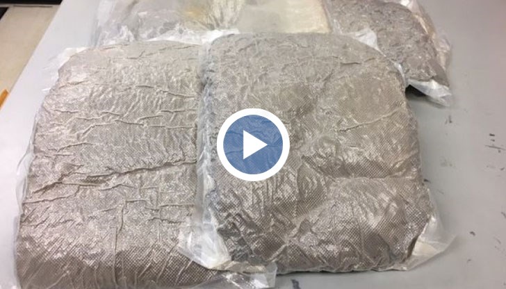 На видеоклипове, предоставени от митницата, се вижда необичайният начин, по който са скрити пакетите с наркотика
