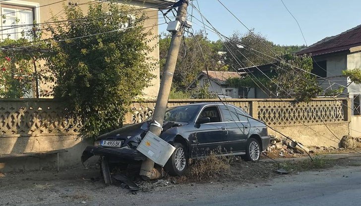 БМВ изкърти уличен стълб в село Николово