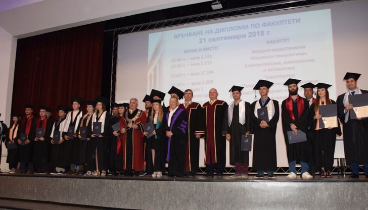 860 бакалаври и магистри се дипломираха днес в русенската Алма матер