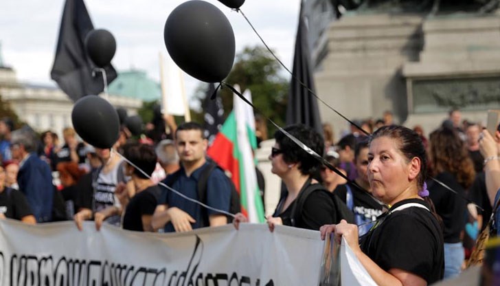 Борисов нямал пари за майките, а даде 1 милиард на чиновниците