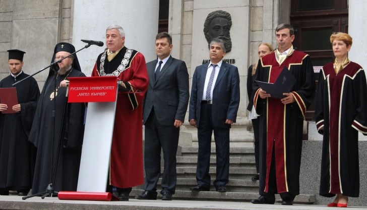 Валентин Колев поздрави първокурсниците, защото са избрали елитно учебно заведение с богати традиции