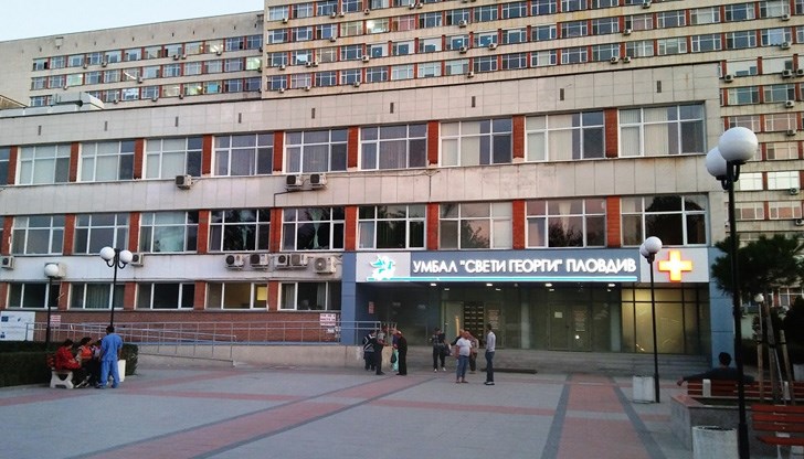 След като е скочил, тялото му е паднало на козирката на седмия етаж