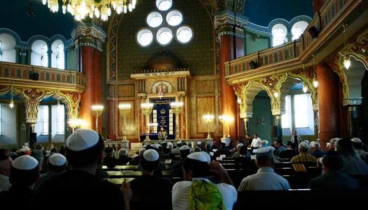 В еврейския календар дните се отброяват не от утрото, а от залез слънце В еврейския календар дните се отброяват не от утрото, а от залез слънце