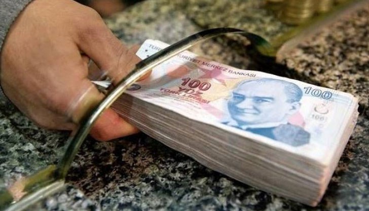 Националната валута на Турция загуби около 40 процента от стойността си от началото на годината на фона на дипломатическия спор между Анкара и Вашингтон