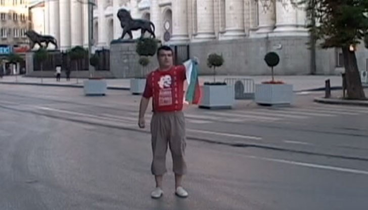 Михаил Михайловзапали знамето на България и уринира върху него