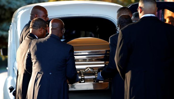 Изпратиха кралицата на соул музиката в последния и земен път