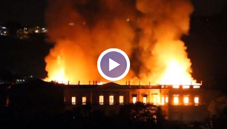 Пожарникарите се опитват да овладеят огъня, който бушува в старата научна институция на Бразилия