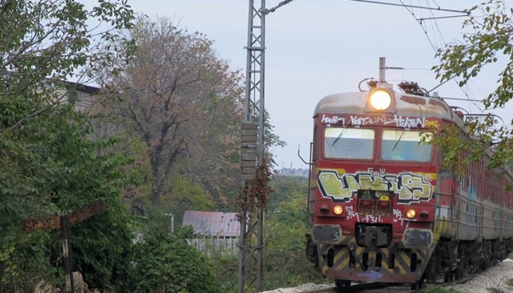 От машината са изпаднали капакът на редуктора и огромно зъбно колело от редуктора на трети двигател От машината са изпаднали капакът на редуктора и огромно зъбно колело от редуктора на трети двигател