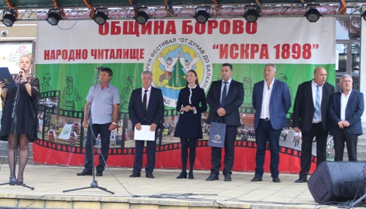 Богатата празнична програма включваше множество музикални и танцови изпълнения