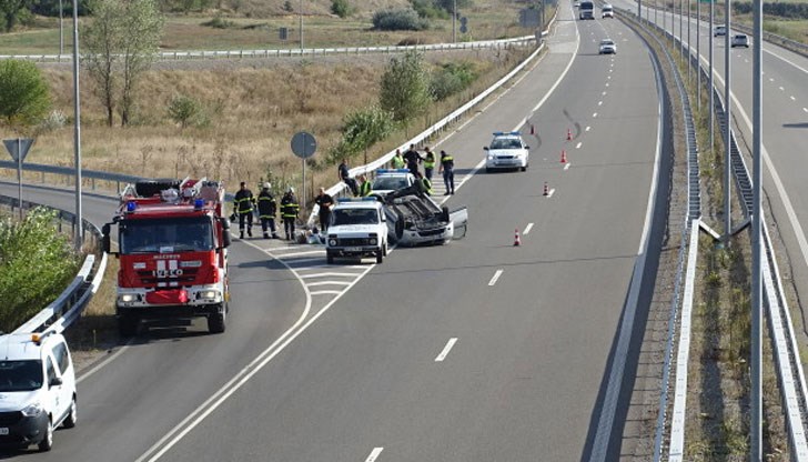 Лек автомобил „Дачия” се обърна по таван на пътен възел „Бобошево”