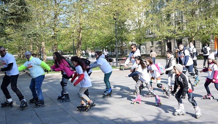 Близо 100 деца, техните родители и педагози ще направят демонстративни състезания с колелета, ролери, кънки, тротинетки и детски картинг колички Близо 100 деца, техните родители и педагози ще направят демонстративни състезания с колелета, ролери, кънки, тротинетки и детски картинг колички