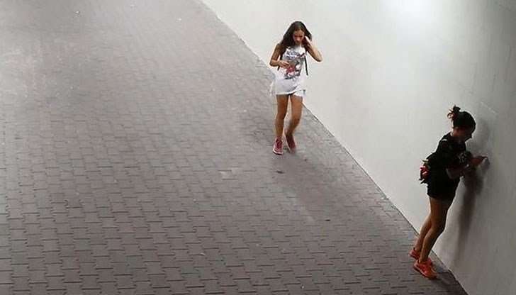 На видеозаписи от охранителните камери се вижда как две момичета рисуват по стените на подлеза на кръговото