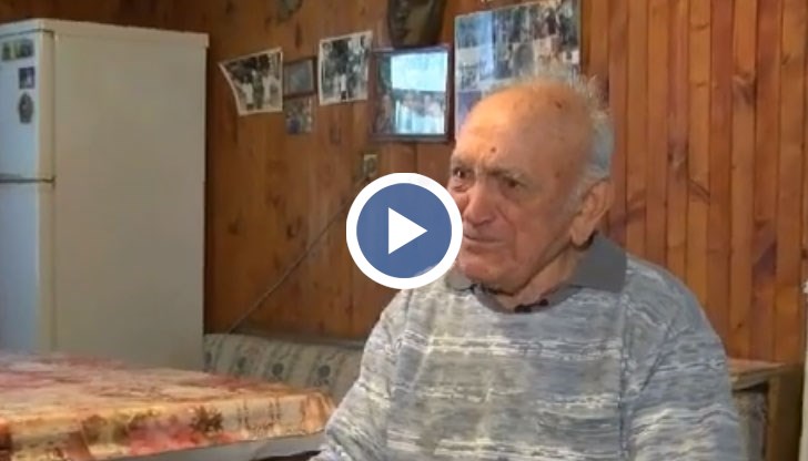 Бодрият пенсионер рецитира стихове в свой собствен канал