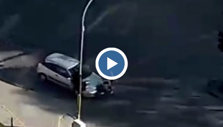 На кадрите се вижда как майка с бебешка количка пресича на зелен пешеходен светофар