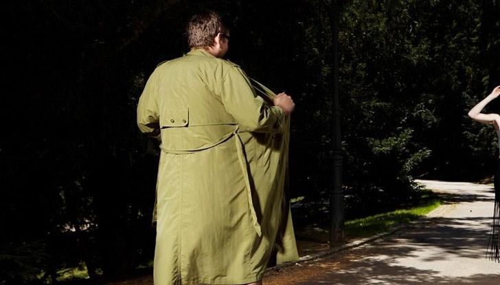 Мъжът разгръщал платнено яке, с което бил облечен на голо, показвал и опипвал половия си орган