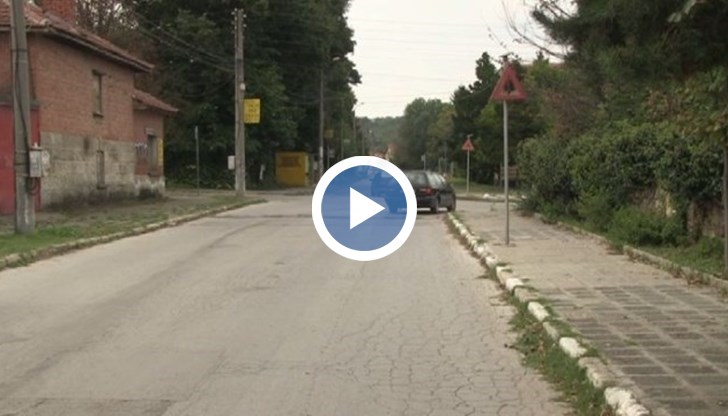 Преглеждат се записи от камери в близост до кръстовището