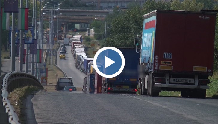 Сутринта опашката от ТИР-ове е стигнала до разклона за Мартен