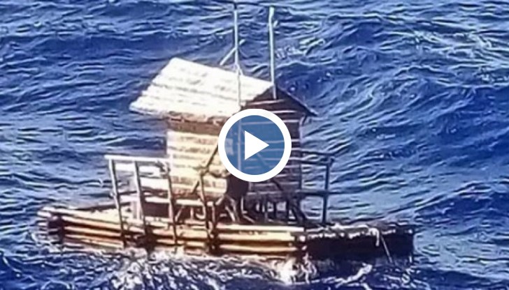 За да оцелее, той ловял риба, наклаждал огън с дървената платформа, за да сготви лова и прецеждал солената морска вода през дрехите си