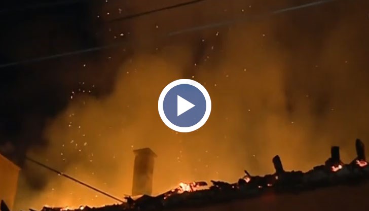 Огънят напълно е унищожил покрива на блока